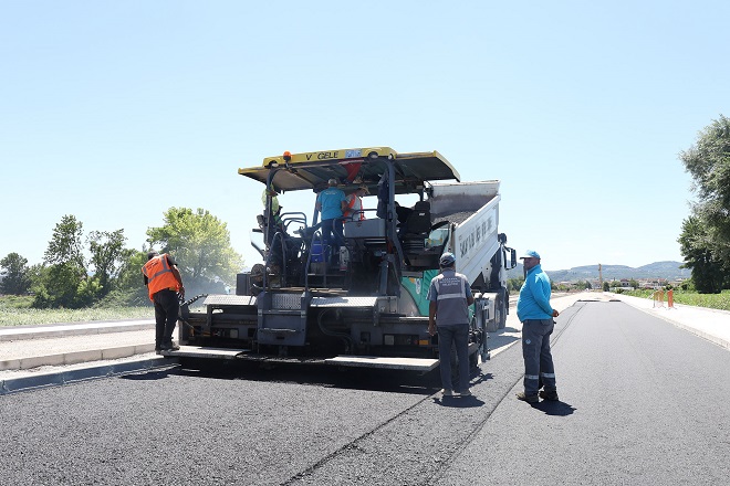Büyükşehir Yazlık Kavşağı’nın trafik yükünü alacak duble yolda asfalt çalışmasına başladı