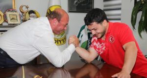 Ferizli’nin Gururu Hacı İsmail Bekar’a Coşkulu Karşılama