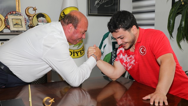 Ferizli’nin Gururu Hacı İsmail Bekar’a Coşkulu Karşılama